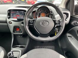 Toyota Aygo VVT-I X-TREND X-SHIFT TSS 18