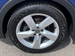 Volkswagen T-Cross SEL TSI 13