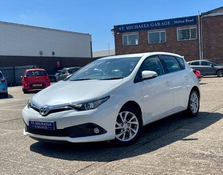 Toyota Auris VVT-I ICON TECH 1