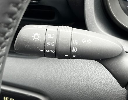 Toyota Yaris DESIGN FHEV 56
