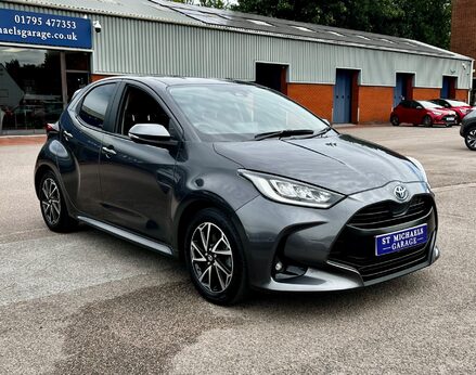 Toyota Yaris DESIGN FHEV 3