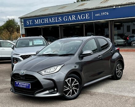 Toyota Yaris DESIGN FHEV 1