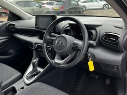 Toyota Yaris DESIGN FHEV 17