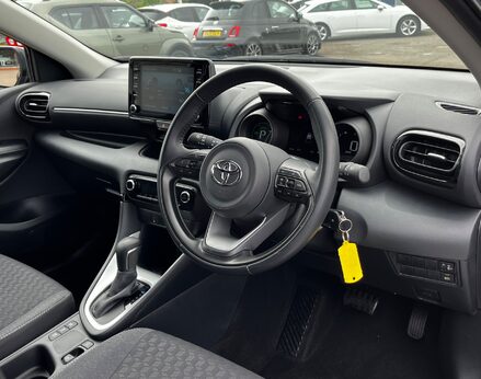 Toyota Yaris DESIGN FHEV 17