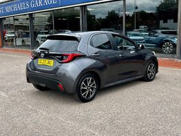 Toyota Yaris DESIGN FHEV 7