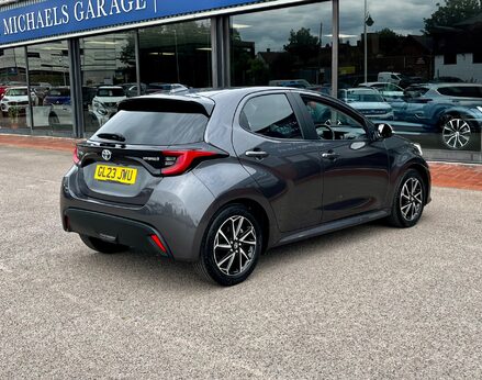 Toyota Yaris DESIGN FHEV 7