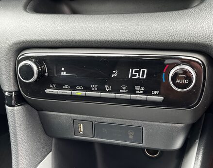 Toyota Yaris DESIGN FHEV 49