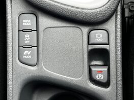 Toyota Yaris DESIGN FHEV 52