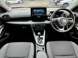 Toyota Yaris DESIGN FHEV 2