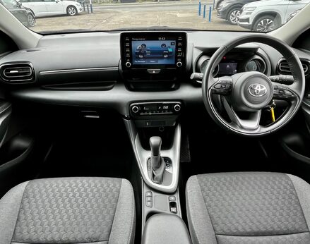 Toyota Yaris DESIGN FHEV 2