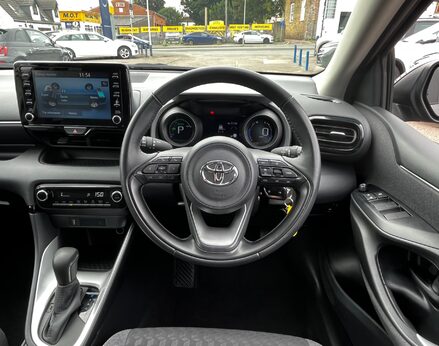 Toyota Yaris DESIGN FHEV 18