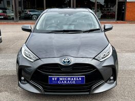 Toyota Yaris DESIGN FHEV 4