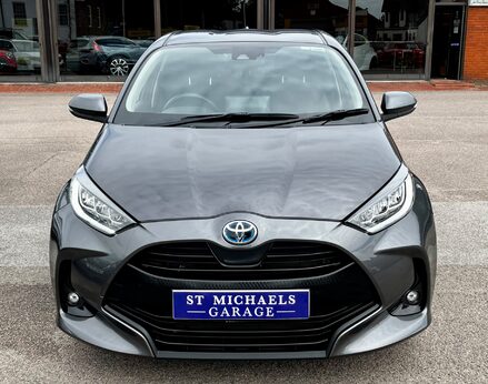 Toyota Yaris DESIGN FHEV 4