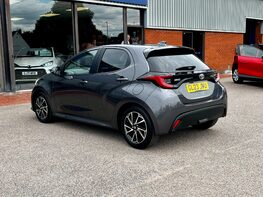 Toyota Yaris DESIGN FHEV 8