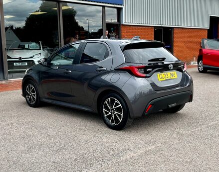 Toyota Yaris DESIGN FHEV 8