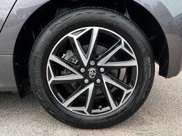 Toyota Yaris DESIGN FHEV 13