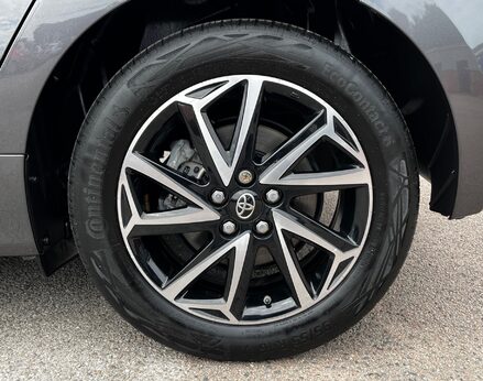 Toyota Yaris DESIGN FHEV 13
