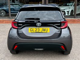 Toyota Yaris DESIGN FHEV 5