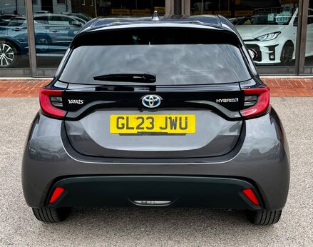 Toyota Yaris DESIGN FHEV 5
