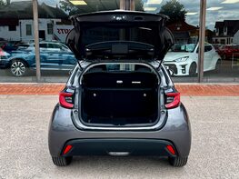Toyota Yaris DESIGN FHEV 63