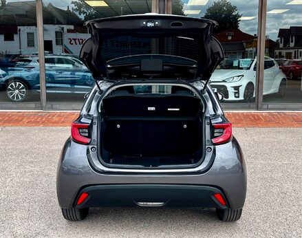 Toyota Yaris DESIGN FHEV 63