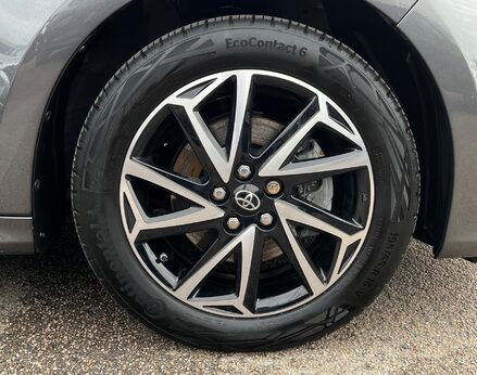 Toyota Yaris DESIGN FHEV 15