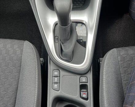 Toyota Yaris DESIGN FHEV 53