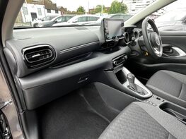 Toyota Yaris DESIGN FHEV 16