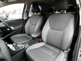Toyota Yaris DESIGN FHEV 61