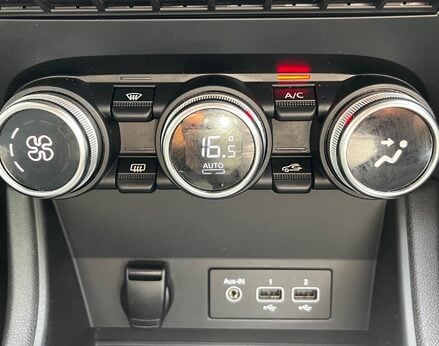 Renault Captur ICONIC TCE 47