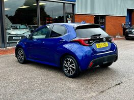 Toyota Yaris DESIGN FHEV 9