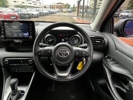Toyota Yaris DESIGN FHEV 19