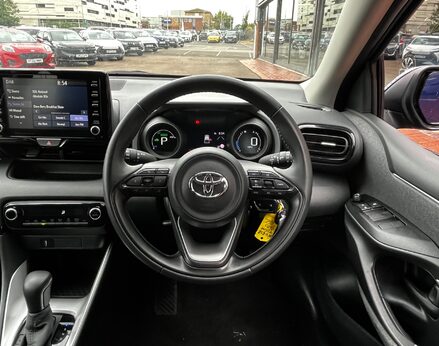 Toyota Yaris DESIGN FHEV 19
