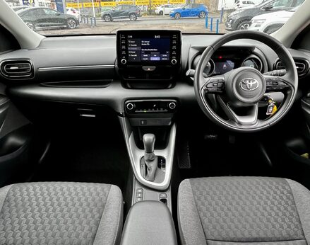 Toyota Yaris DESIGN FHEV 2