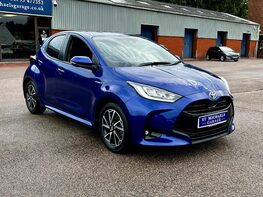 Toyota Yaris DESIGN FHEV 4