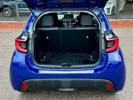 Toyota Yaris DESIGN FHEV 63