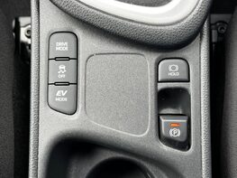 Toyota Yaris DESIGN FHEV 52