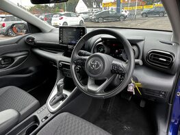 Toyota Yaris DESIGN FHEV 18