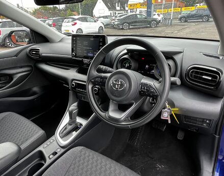 Toyota Yaris DESIGN FHEV 18