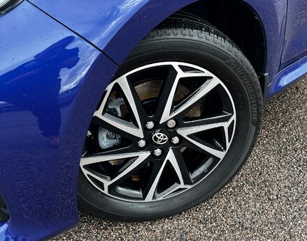 Toyota Yaris DESIGN FHEV 3