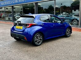 Toyota Yaris DESIGN FHEV 8