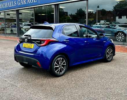 Toyota Yaris DESIGN FHEV 8