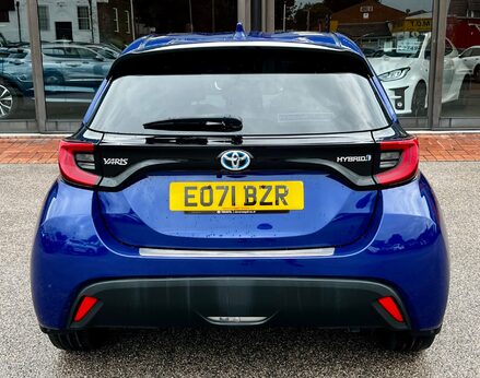 Toyota Yaris DESIGN FHEV 6