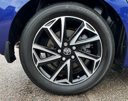 Toyota Yaris DESIGN FHEV 15