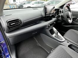 Toyota Yaris DESIGN FHEV 17