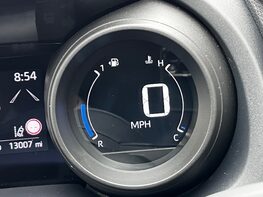 Toyota Yaris DESIGN FHEV 23
