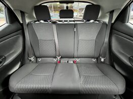 Toyota Yaris DESIGN FHEV 61