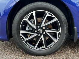 Toyota Yaris DESIGN FHEV 13