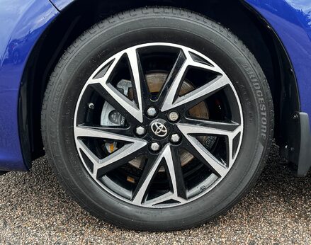 Toyota Yaris DESIGN FHEV 13