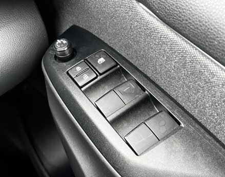 Toyota Yaris DESIGN FHEV 58